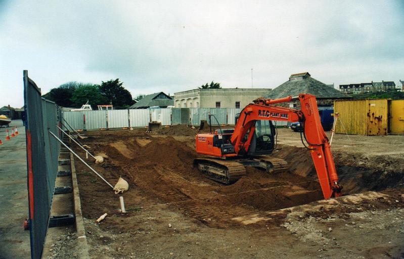 budecanal007.jpg - Drainage pit being excavated