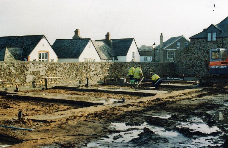 budecanal027.jpg - Foundations laid