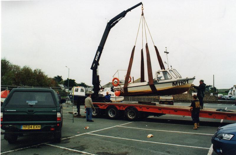 budecanal024.jpg - Boats being unloaded