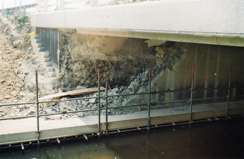 budecanal011.jpg - Steel reinforcing in place