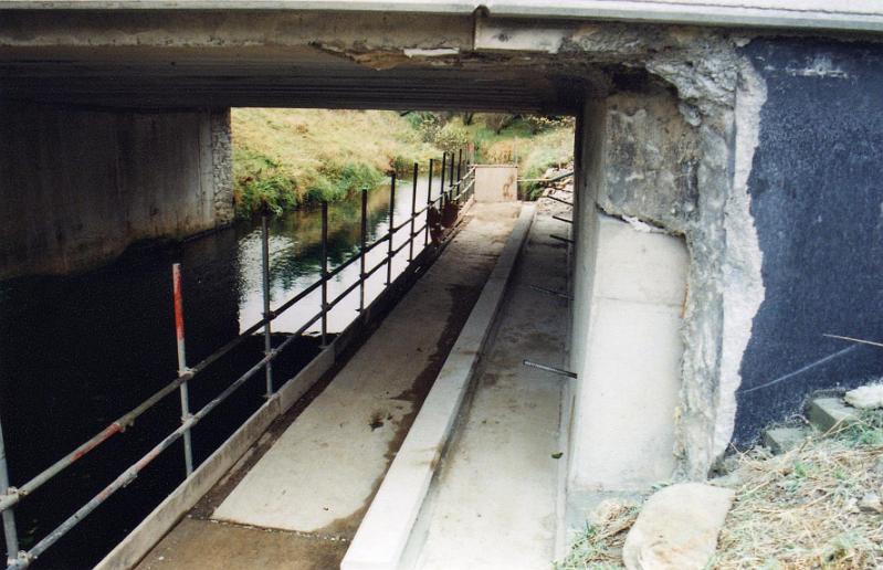 budecanal015.jpg - Removing old side wall underbridge