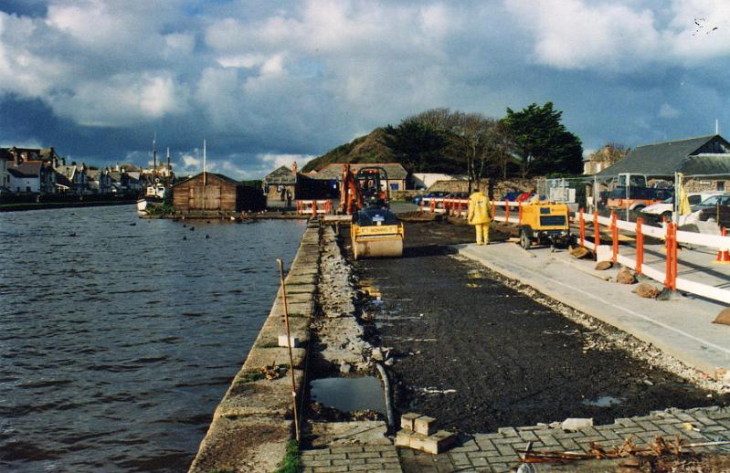 budecanal019.jpg - Clearance by edge of Canal