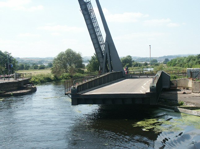 Lift and swing bridges at Countess Wear